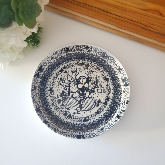 Bjorn Wiinblad - The Seasons 6.5 Inch Decorative Plate - Picture 3 of 7